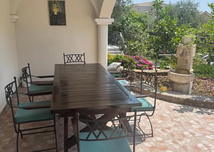 Villa Olive Przno - Peaceful Private Patio - 2 Bedroom Apt - 2 Parking Spots