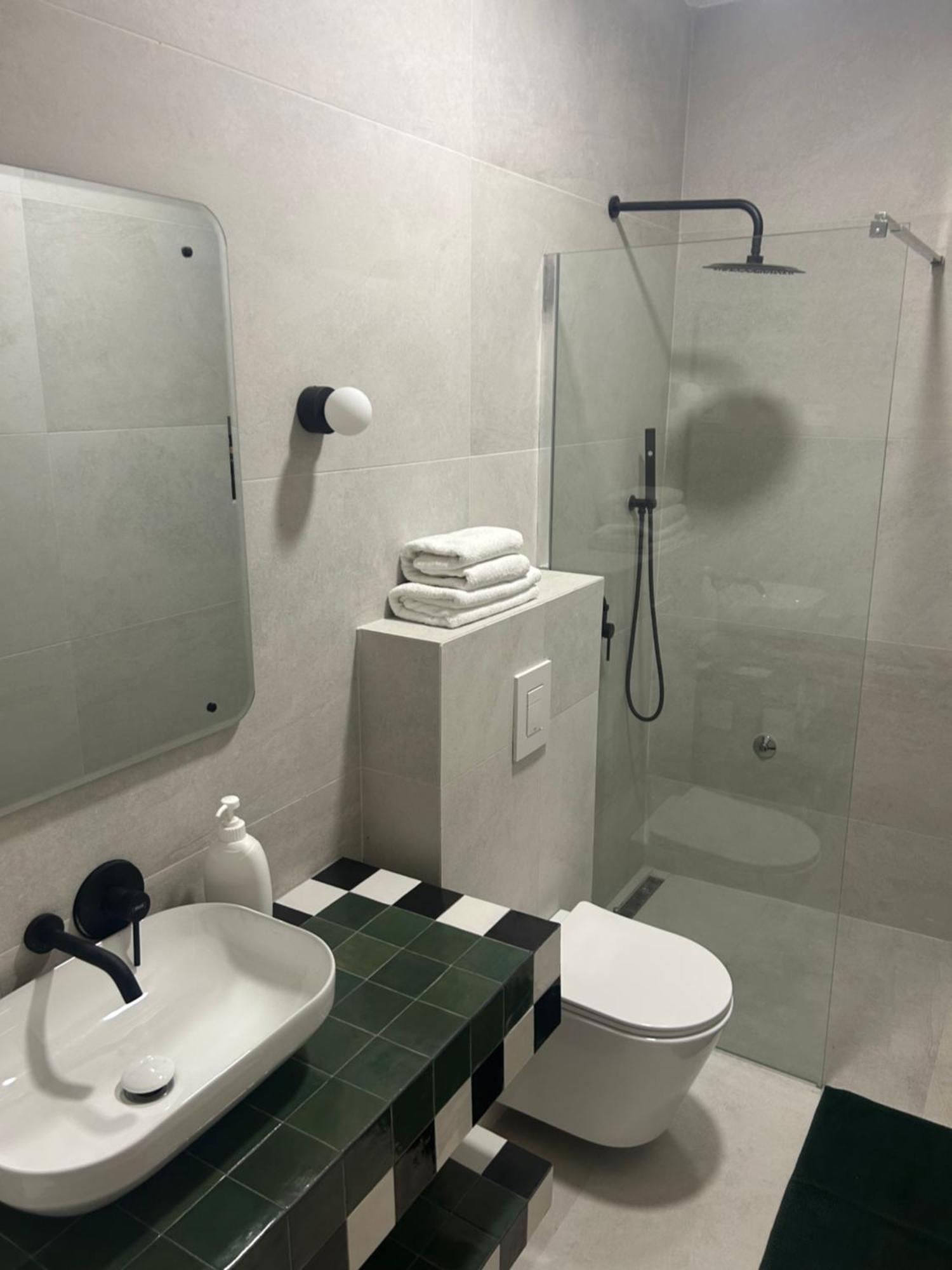 Olive Przno - Peaceful Private Patio - 2 Bedroom - 2 Parking Spots Lägenhet
